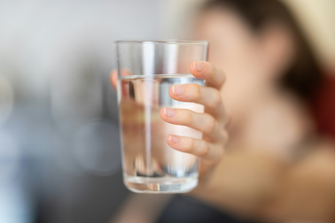 Bere molti liquidi. Fotografia: Engin-Akyurt su Unsplash