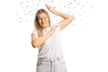 Una donna si trova in mezzo a uno sciame di api