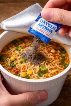 Soupe de nouilles assaisonnée avec le mauvais sachet
