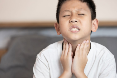 Mögliches Symptom: Halsschmerzen.