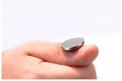 Knopfbatterie im Vergleich zu einem Daumen