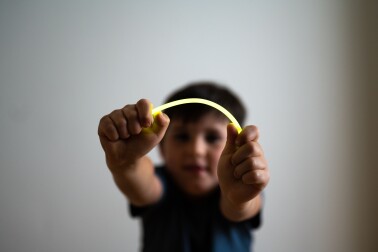 enfant avec un batonnet lumineux